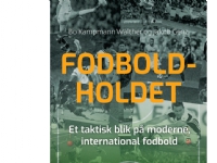 Fodboldholdet   Bo Kampmann Walther, Jacob Genz   Språk: Dansk