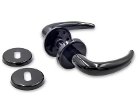 Klassisk Coupé dørgreb i sort med 6 mm click roset. Til indv. døre. Inkl. nøgleskilte (Ø52 mm), skruer og bøsninger til montering.